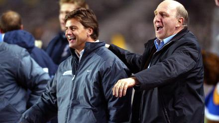 Falko Götz brachte Hertha BSC und Manager Dieter Hoeneß (rechts) im Schlussspurt der Saison 2001/02 das Lachen zurück.