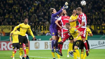 Da war einiges los im Spiel des 1. FC Union (rote Trikots) bei Borussia Dortmund. 