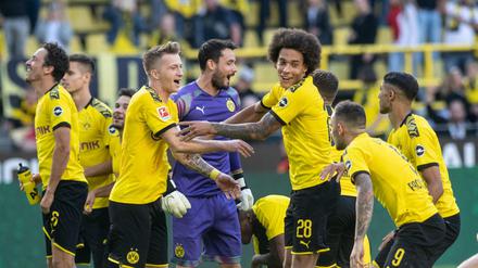 BVB-Spieler jubeln beim Spiel Borussia Dortmund gegen Bayer Leverkusen.