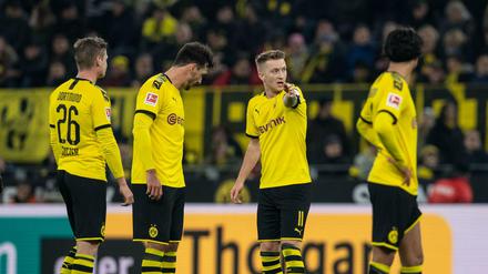 Dortmunder Ratlosigkeit: Lukasz Piszczek, Mats Hummels und Marco Reus und Mahmoud Dahoud (l-r)