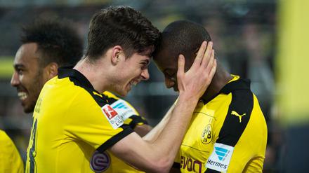 Dortmunds Adrian Ramos (r) jubelt mit Julian Weigl über seinen Treffer zum 3:2. 