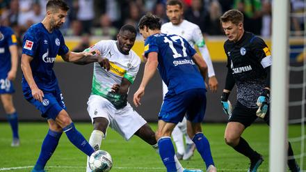 Immer drauf: Zwischen Borussia Mönchengladbach und dem FC Schalke 04 wurde um jeden Zentimeter geackert.