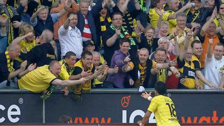 Alle lieben Lucas. Dortmunds Anhänger feiern den zweifachen Torschützen Lucas Barrios.