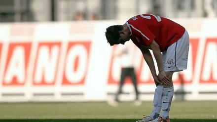 Der Blick geht nach unten. Mainz' Niko Bungert senkt den Kopf nach dem sechsten sieglosen Heimspiel in Folge.