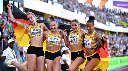 Die 4x100-Meter-Staffel mit Alexandra Burghardt, Gina Lückenkemper, Rebekka Hase und Tatjana Pinto (v.l.) feiert die Bronzemedaille.   