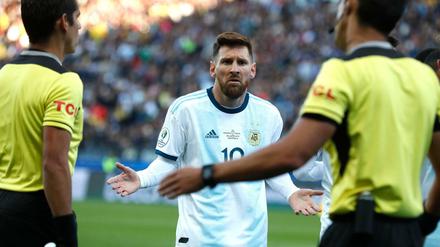 Unverständnis. Lionel Messi wittert eine Verschwörung gegen seine Argentinier.