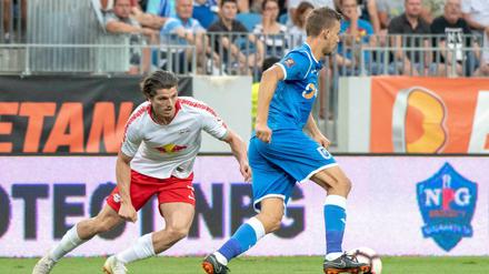 Schard aufgepasst: Leipzigs Marcel Sabitzer (l) schoss das Tor zum Unentschieden und seinen Verein damit in die dritte der Europa-League-Qualifikation.