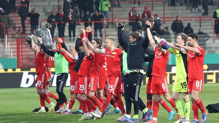 Geschafft! Die Spieler des 1. FC Union freuen sich über den Einzug ins Halbfinale des DFB-Pokals.