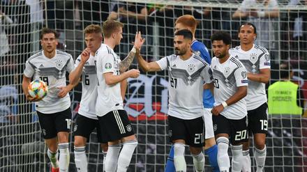 So wünscht es sich der Teammanager. Deutschlands Spieler klatschen beim 8:0-Sieg gegen Estland ab.