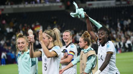 Nach dem Sieg gegen Frankreich: Deutschlands Fußballerinnen feiern.