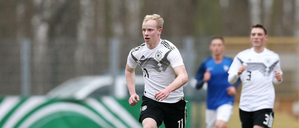 Dennis Jastrzembski von Hertha BSC im U-18-Länderspiel gegen Frankreich. Am Mittwoch unterschrieb der 18-Jährige seinen ersten Profivertrag.