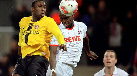 Im Rhein-Energie-Stadion: Kölns Anthony Ujah (M) köpft den Ball zum 1:1 ins Tor. Links Dresdens Mickael Pote.
