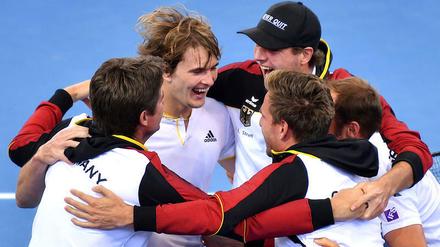 Jubeln geht auch. Nach drei Erstrundenniederlage in Serie steht Deutschland mal wieder im Viertelfinale des Davis-Cups.