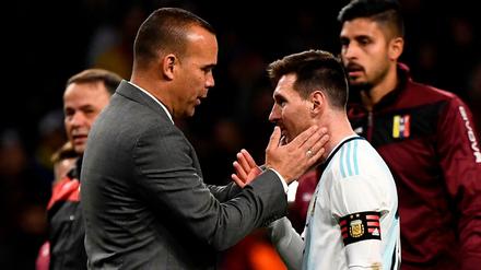 Respekt: Venezuelas Nationaltrainer Rafael Dudamel mit Lionel Messi nach dem Länderspiel gegen Argentinien.