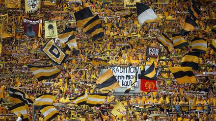 Schwarz-gelbe Fußballschar. Die Dresdner Fans wollen am 30. Oktober zahlreich im Olympiastadion erscheinen.