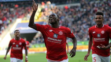 Siegen, singen, lachen. Der Mainzer Anthony Ujah (M.) jubelt über sein Tor zum 2:0 bei Eintracht Frankfurt.