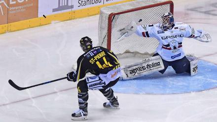 Petri Vehanen (rechts) und die Eisbären wollen die Saison über die zwei kommenden Spiele hinweg verlängern.