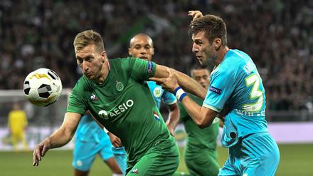 Der VfL Wolfsburg (Szene mit Robin Knoche, rechts) kam gegen Saint-Etienne zu einem 1:1-Unentschieden. 