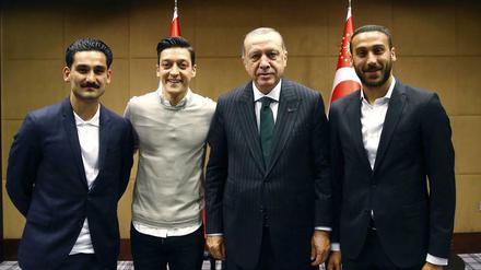 Ein Bild mit Folgen. Ilkay Gündogan (l.) und Mesut Özil neben dem türkischen Präsidenten Erdogan.