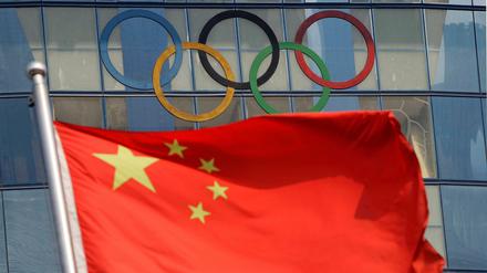 Die chinesische Flagge weht vor den Olympischen Ringen. Viele Diplomaten werden nicht zu den Winterspielen reisen.