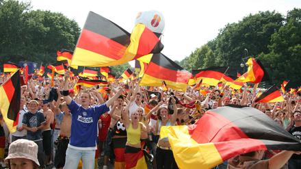 Fußballfans auf der Berliner Fanmeile am Brandenburger Tor nach dem Sieg gegen Ecuador bei der WM 2006. 
