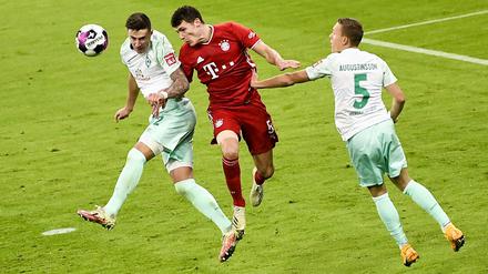 Bayerns Benjamin Pavard (Mi.) kämpft mit Marco Friedl (li.) und Ludwig Augustinsson um den Ball. 
