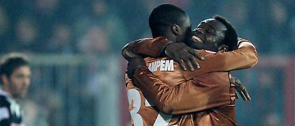 Da macht sogar das Auswechseln Spaß: Gerald Asamoah (r) umarmt Davidson Drobo-Ampem beim ersten Heimsieg der Hamburger gegen Köln seit 20 Jahren.