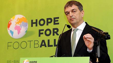 Jerome Champagne will mit Sepp Blatter um das Fifa-Präsidenten-Amt konkurrieren.