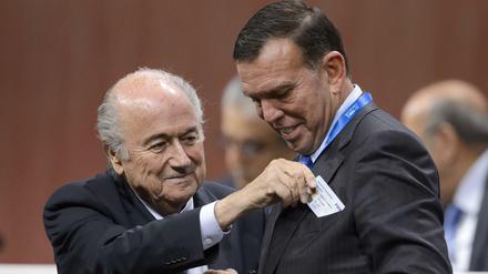 Sepp Blatter (l.) und Juan Angel Napout.