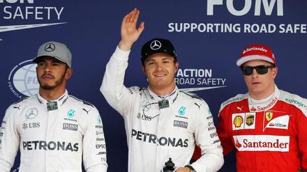 Nico Rosberg (m.) glücklich, Lewis Hamilton (l.) grimmig - der Deutsche holte die Pole in Suzuka.