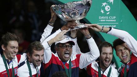 Frankreich zwischen Jubel und Wut. 2017 gewann das Team um Kapitän Yannick Noah (Bildmitte) den Davis Cup. Dass der Modus nun so verändert, passt aber gerade französischen Spielern überhaupt nicht.