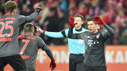 Bayerns Robert Lewandowski (r) jubelt nach seinem Treffer zum 1:1 mit Bayerns Franck Ribery und Bayerns Thomas Mueller (l).