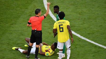 Entscheidende Szene. Senegals Niang sieht gegen Kolumbien die Gelbe Karte.