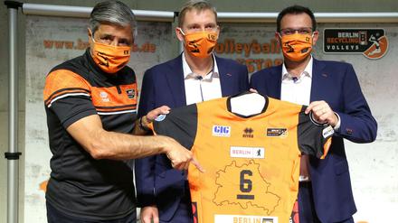 Männer mit Maske. Manager Niroomand, Cheftrainer Enard der neue Volleys-Kapitän Sergej Grankin.