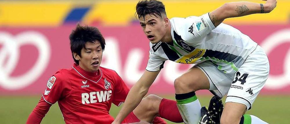 Viel Kampf im Rheinderby, dann traf Granit Xhaka (r.) zum 1:0-Sieg für Borussia Mönchengladbach.