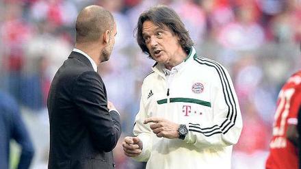 Mit dir rede ich nicht mehr. Das Verhältnis von Mannschaftsarzt Hans-Wilhelm Müller-Wohlfahrt (rechts) und Trainer Pep Guardiola war offensichtlich gestört. Nach fast 40 Jahren hat der Arzt den FC Bayern nun verlassen.