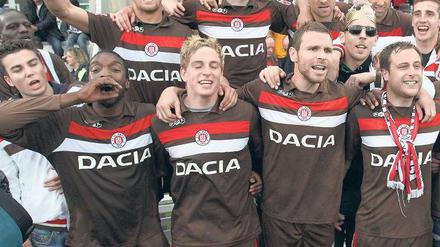 Nie mehr Zweite Liga. Die Spieler des FC St. Pauli feierten gemeinsam mit ihren Fans den Aufstieg.