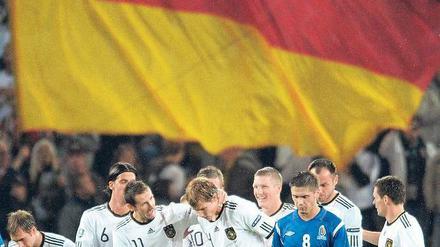 Schwarz-rot-goldene Feierstunde. Sechsmal durften sich die deutschen Spieler freuen. Miroslav Klose erzielte dabei zwei Treffer (unten). Fotos: dpa (2)