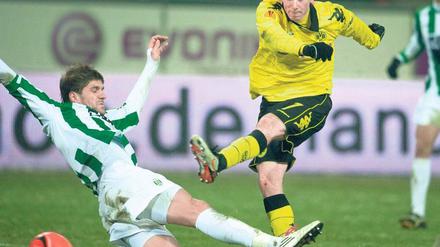 Das Ende eines erfolgreichen Abends. Robert Lewandowski trifft zum 3:0-Endstand für Borussia Dortmund. Foto: dpa