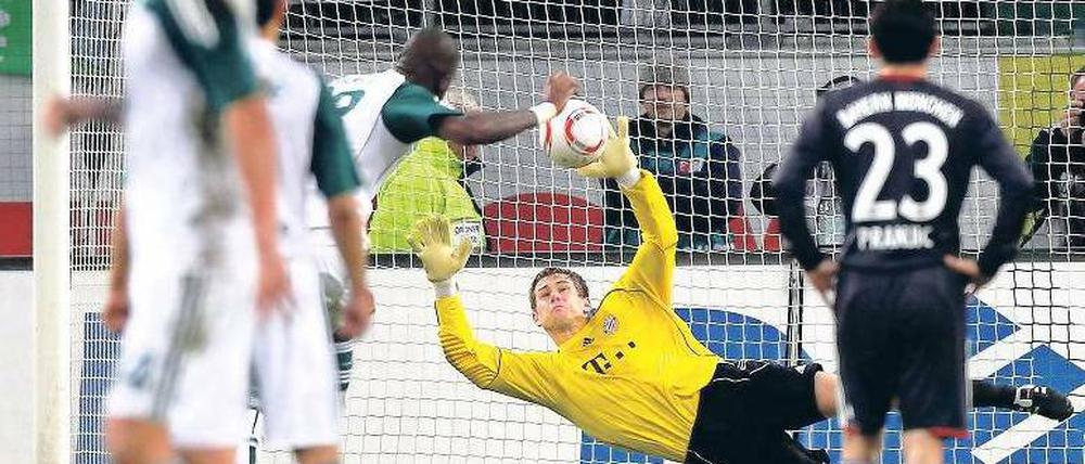 Ganz auf Linie. Bayerns Überraschungs-Keeper Thomas Kraft feierte ein gelungenes Debüt, nicht nur beim gehaltenen Strafstoß. Foto: Reuters