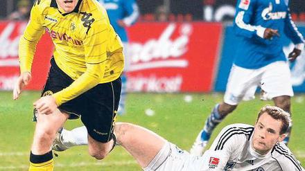Und wieder vorbei. Die Dortmunder, hier Jakub Blaszczykowski, scheiterten immer wieder an Schalkes Kapitän und Torwart Manuel Neuer. Foto: Reuters
