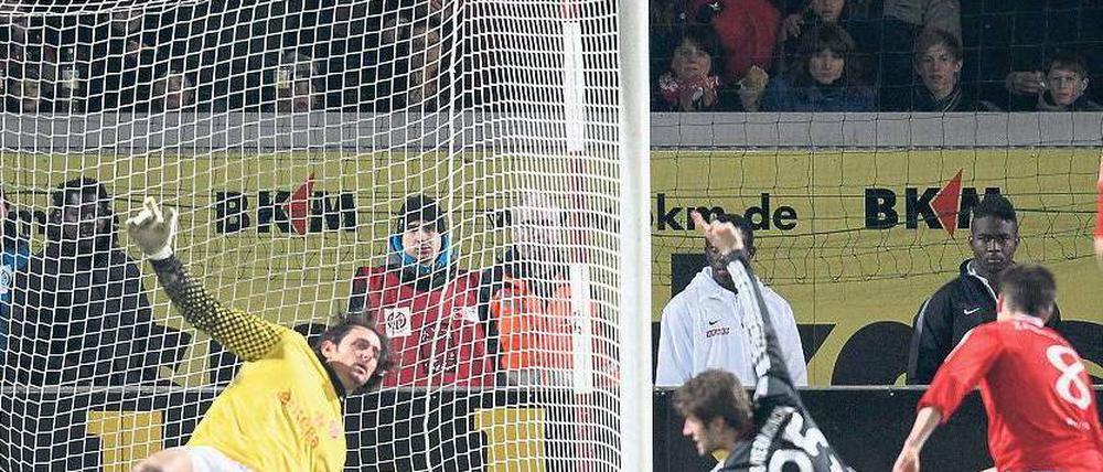 Reingekämpft. Bayerns Thomas Müller (Mitte) trifft zum 2:0, der Mainzer Torhüter Heinz Müller (links) und Abwehrspieler Radoslav Zabavnik sind nur zweite Sieger. Foto: dpa