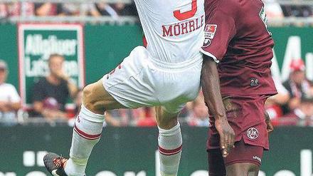 Orientierungslos. Lauterns Rodnei (r.) sucht gegen Augsburgs Möhrle den Ball. Foto: AFP