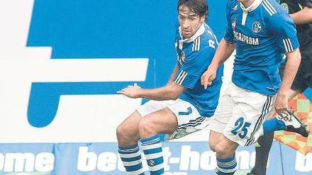 Vorne wird’s gefährlich. Schalkes Stürmer Raúl (links) und Klaas-Jan Huntelaar erzielten gemeinsam vier der fünf Tore gegen den 1. FC Köln. Foto: firo