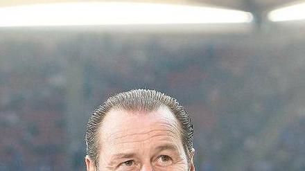 Stolz unterm Dach. Trainer Huub Stevens hat nach seinem Amtsantritt bei Schalke 04 beide Spiele gewonnen und orientiert sich nun in der Tabelle nach oben. Foto: dpa