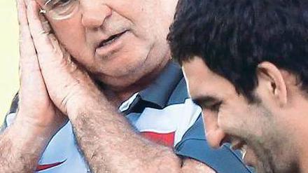 Ein einziger Alptraum. Die Spielmanipulationen bringen wohl auch den türkischen Nationaltrainer Guus Hiddink, hier mit Mittelfeldspieler Arda Turan, um den Schlaf. Foto: Reuters