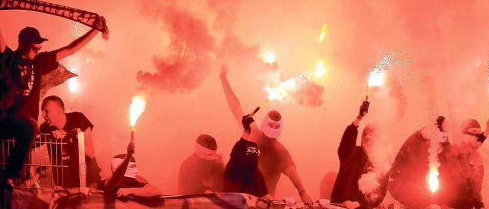 Zeichen mit Rauch. Feuerwerk im Stadion ist und bleibt strafbar. Auch deswegen vermummen sich viele Fans beim Abbrennen von Bengalos, wie hier Anhänger des Hamburger SV im Bundesligaspiel gegen Werder Bremen.