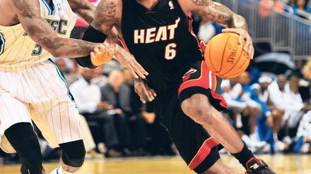 Er will kein Schurke mehr sein. LeBron James (r.) von den Miami Heat schlägt vor dem Saisonstart leise Töne an. 