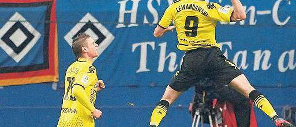 Dortmund springt in die Rückrunde. Robert Lewandowski erzielte gestern gleich zwei Tore beim 5:1-Sieg der Borussen in Hamburg. Der Meister rückte damit auf den zweiten Tabellenplatz vor und ist punktgleich mit dem führenden FC Bayern. Foto: dapd