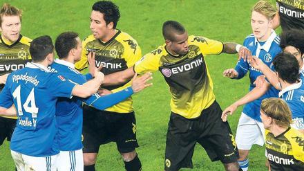 Kampf um Pott und Schale. Schon im Hinspiel in Dortmund, das die Borussia 2:0 gewann, ging es ziemlich ruppig zu.Foto: dapd